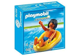 Vacacionista con flotador de rafting